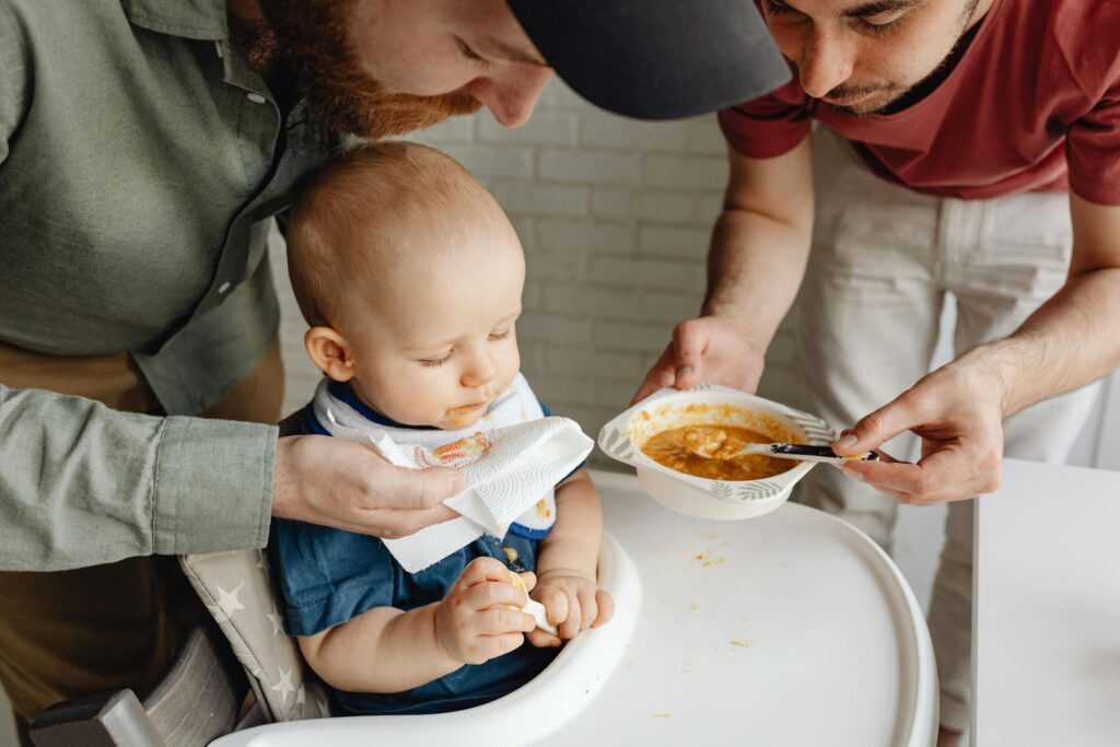 아기 식사 시, 숟가락·포크 사용 전환 시기와 방법